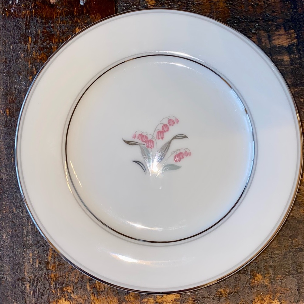 NORITAKE 5421 CREST LILY OF THE VALLEY DESSERT PLATE NEVER USED ONLY DISPLAYED
